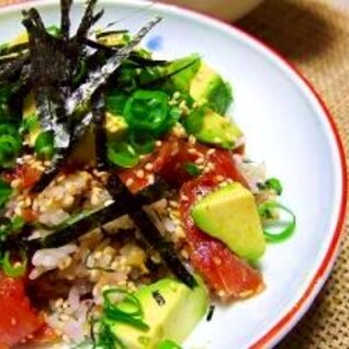 市販のめんつゆで簡単鮪とアボカドのづけ丼